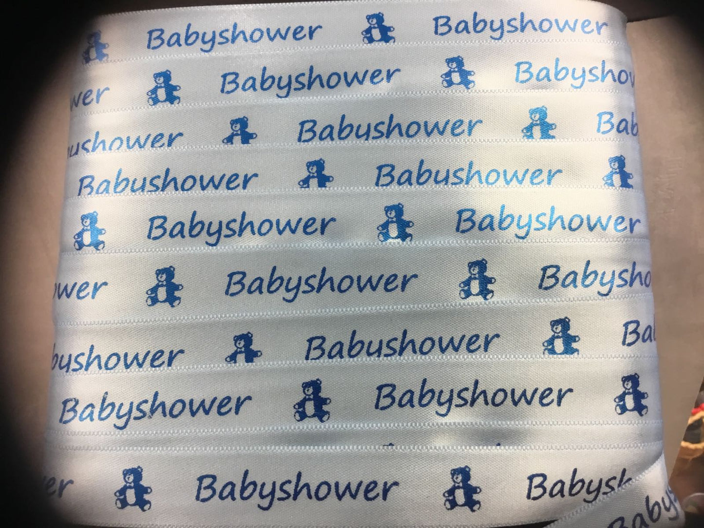 Bånd med tekst « Babyshower ». Lys blå 15mm . Tema: baby shower