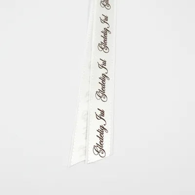 Bånd med tekst hvit med brun tekst Gledelig jul 18 mm