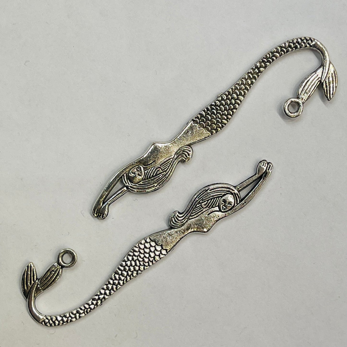 2 stk Bokmerkekrok  med øyehull til å henge dekor i. L ca 8,5 cm