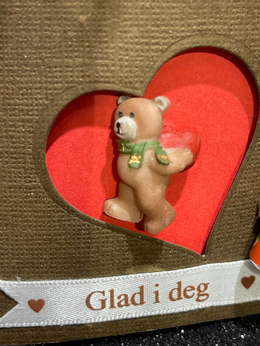 Miniatyr/minifigur Bamse med et hjerte bak ryggen