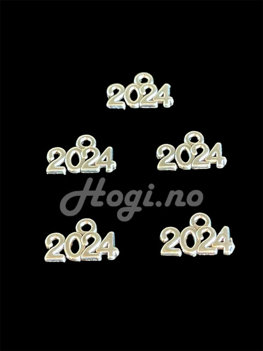 Kommet på lager igjen! 😊Charms - miniatyr - metallcharms - årstall 2024 sølvfarget 5 stk