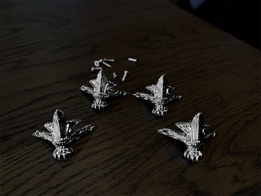 Føtter i metall til bokser/ skrin og esker- sølvfarget