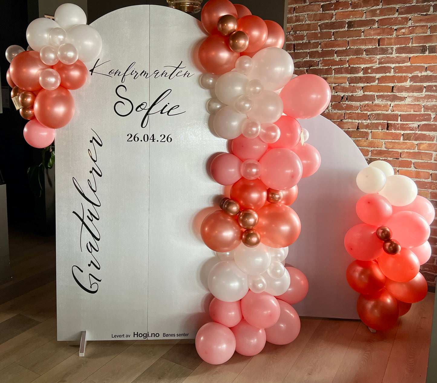 Vi tilbyr ballongsøyler, ballongbuer, ballongringer m.m. Pris vil variere.