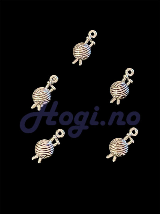 Charms - miniatyr - metallcharms - garnnøste med strikkepinner 5 stk