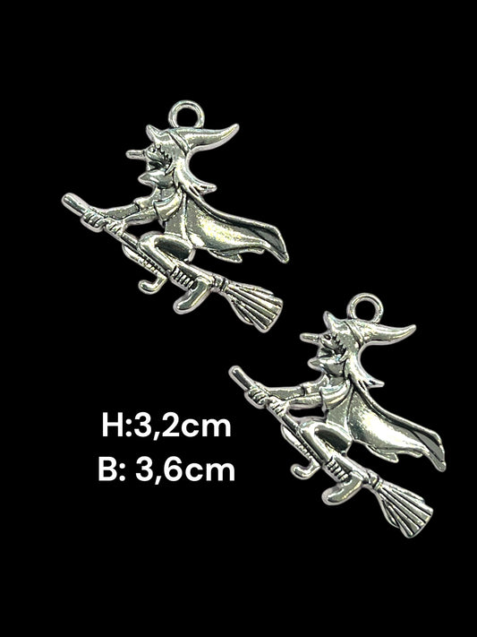 Charms - miniatyr - metallcharms - heks på sopelime 2 stk - sølvfarget