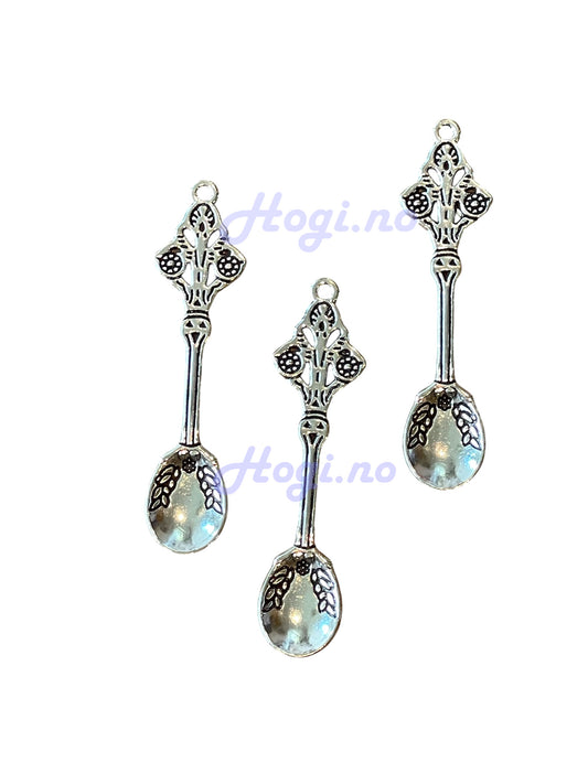 Liten skje - Charm - 6cm- metall- farge: sølv