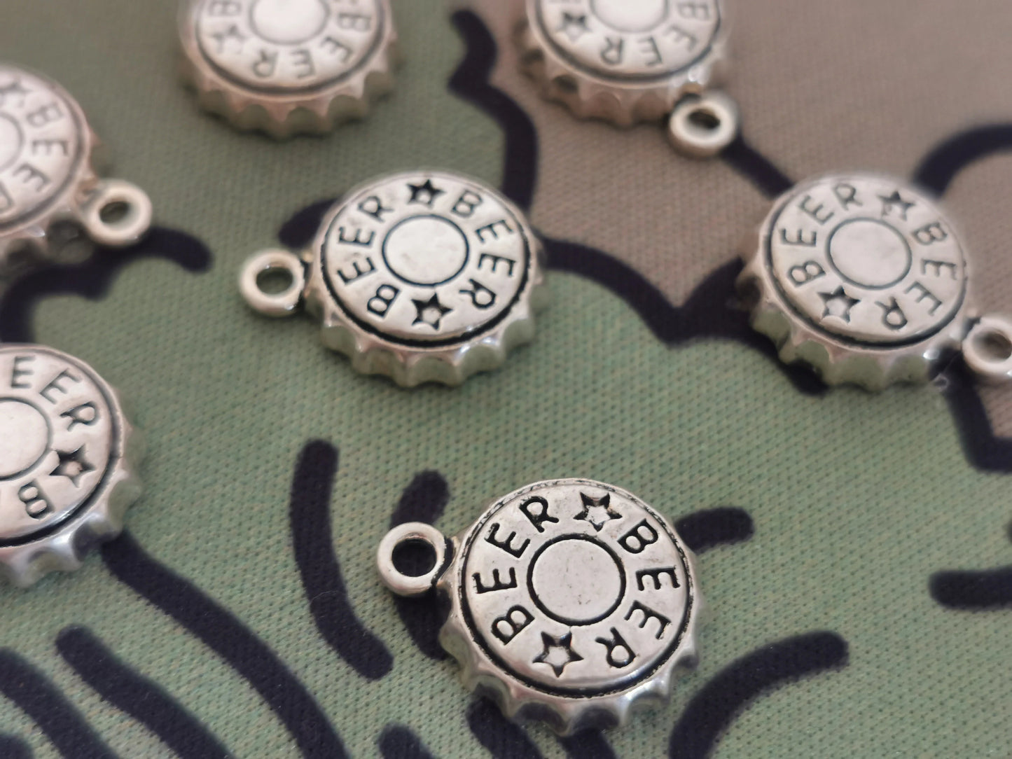 Beer metallkork charms 2 stk pr pk