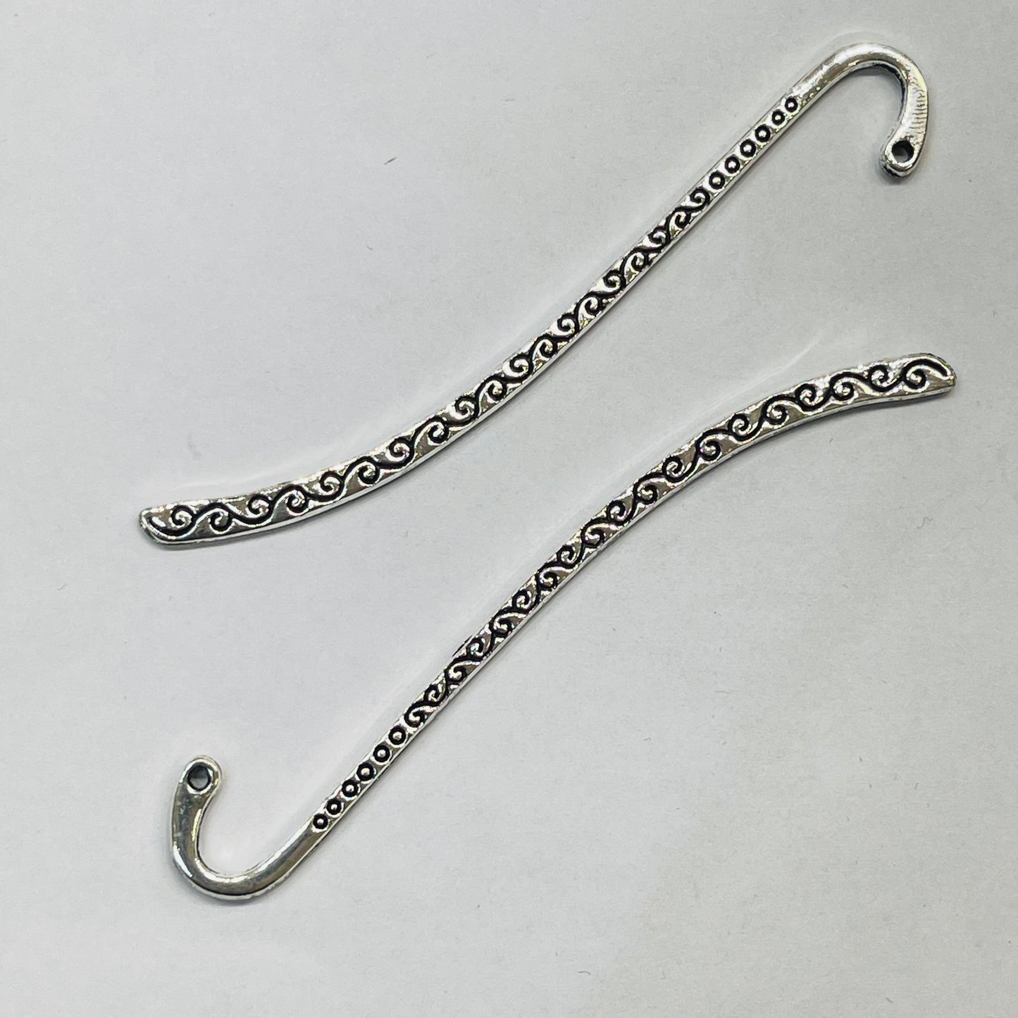 2 stk Bokmerkekrok  med øyehull til å henge dekor i. L ca 8,5 cm