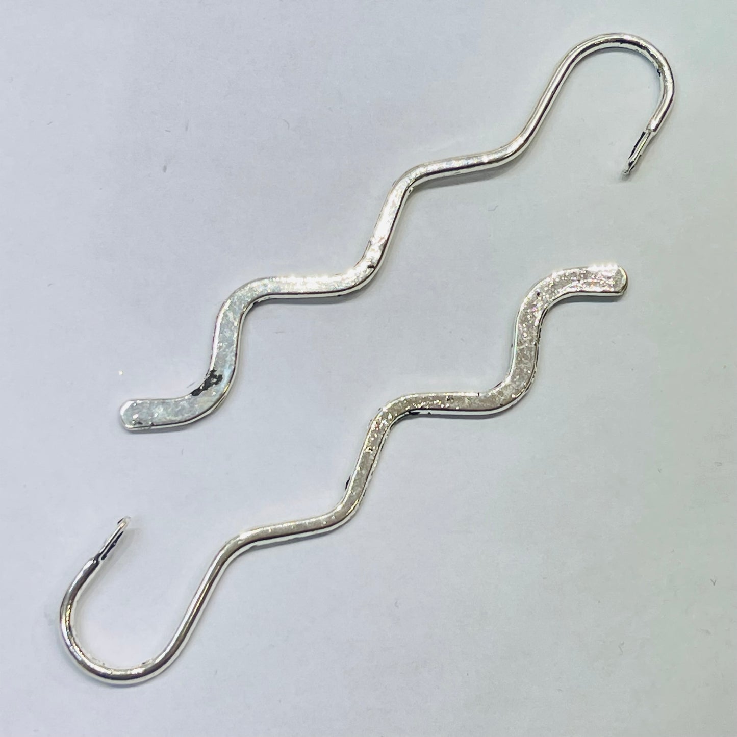 2 stk Bokmerkekrok  med øyehull til å henge dekor i. L ca 8,5 cm