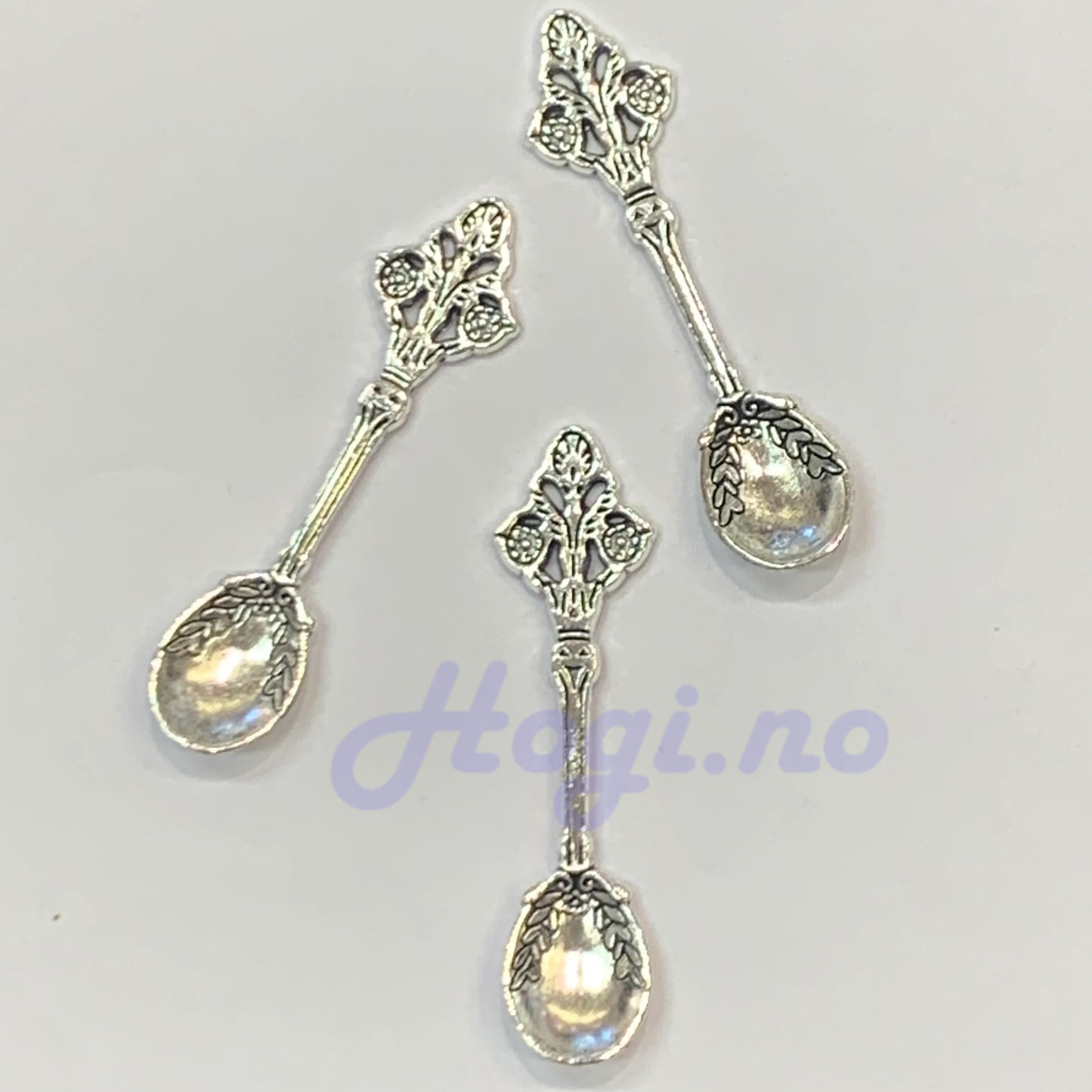 Liten skje - Charm - 6cm- metall- farge: sølv