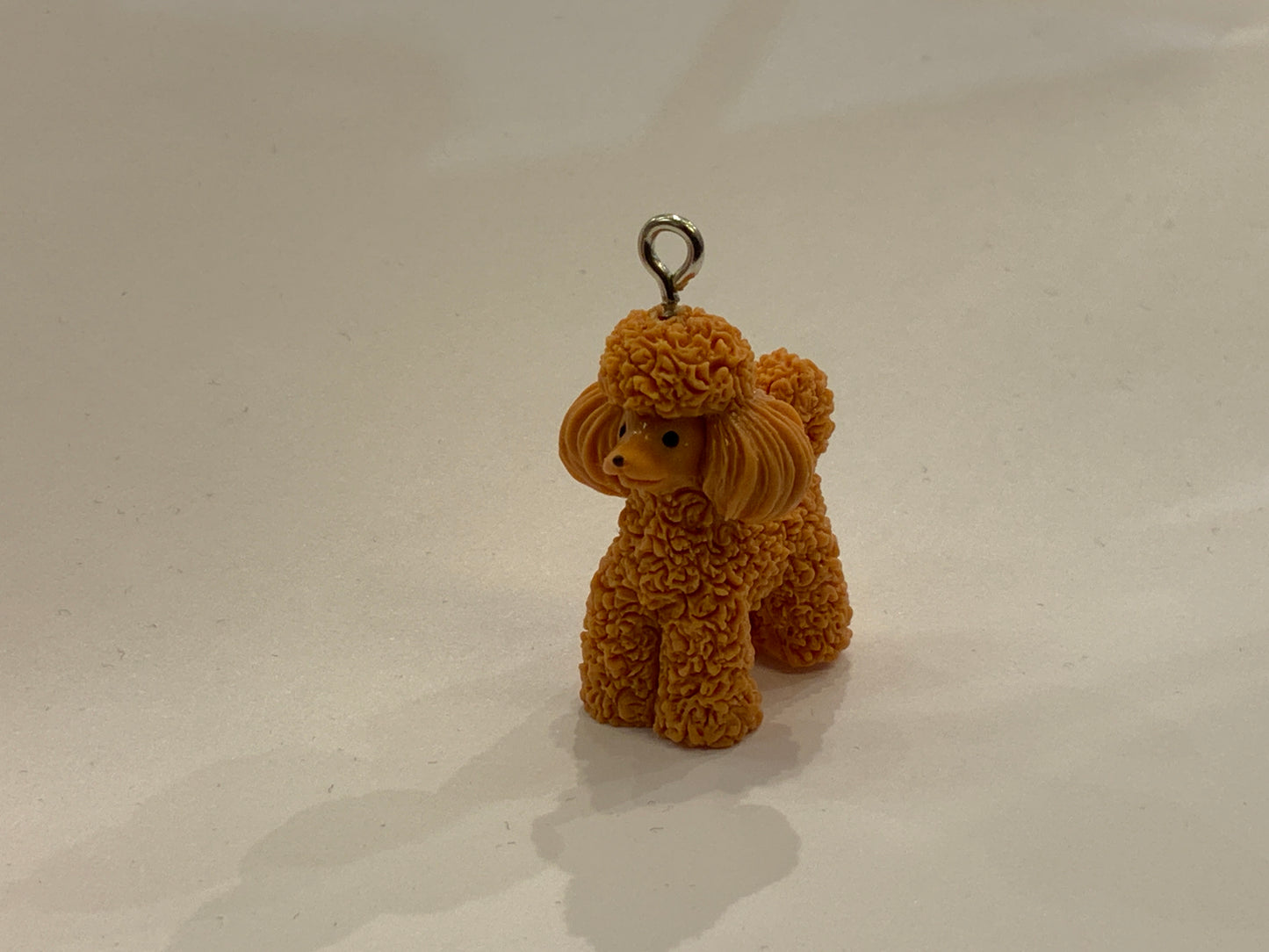 Mini hund - i forskjellig positur 1 stk pr pk