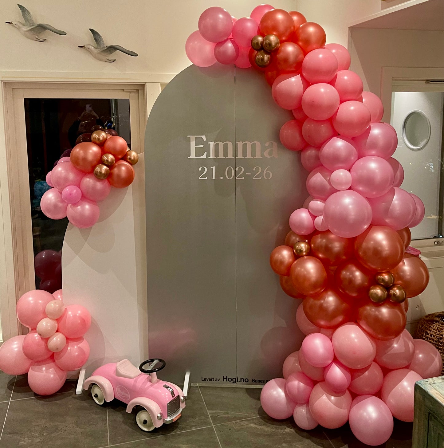 Vi tilbyr ballongsøyler, ballongbuer, ballongringer m.m. Pris vil variere.