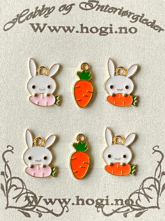Nydelige charms/dekor: Påskehare og gulrot.