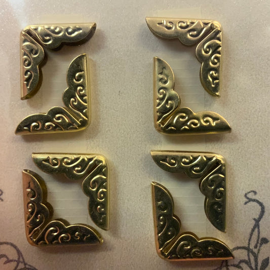 Metall hjørner - gullfarget 8 stk i pk