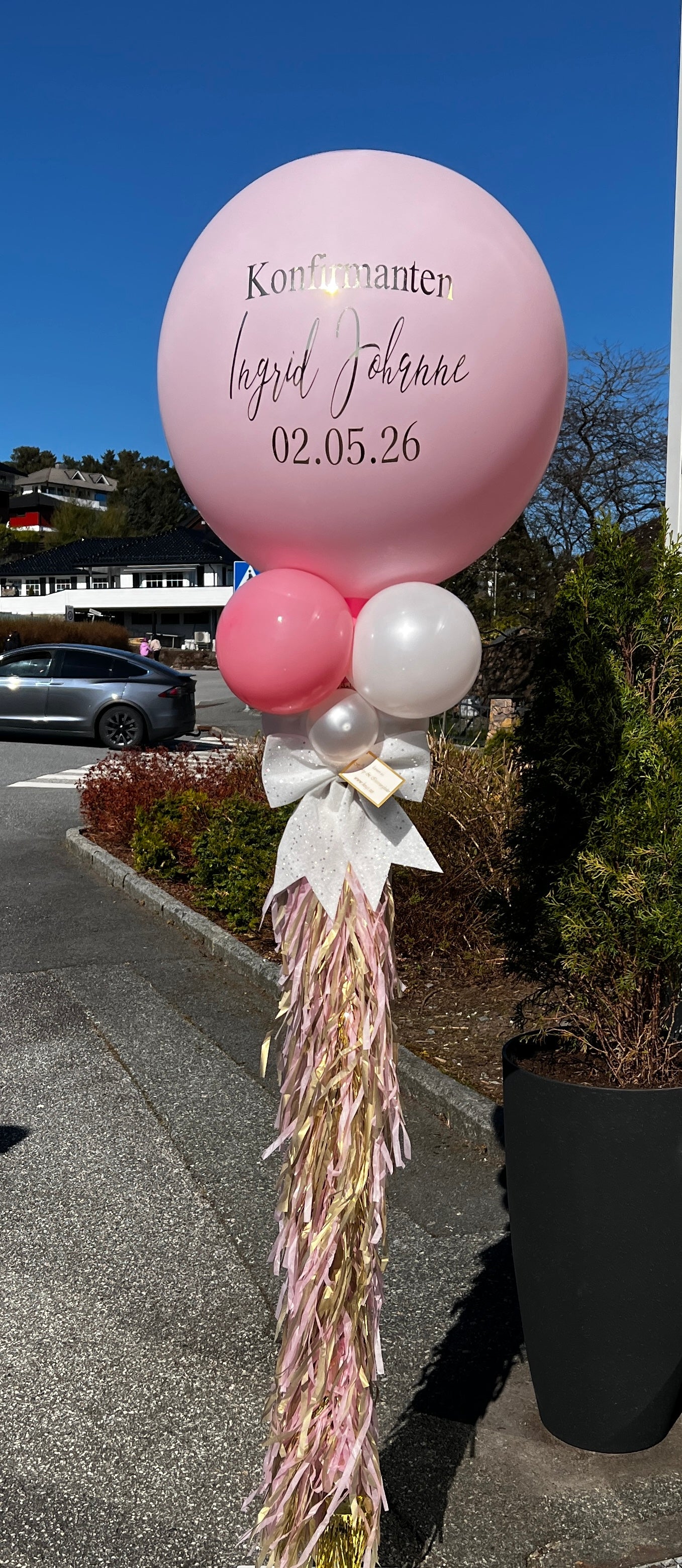 Vi tilbyr ballongsøyler, ballongbuer, ballongringer m.m. Pris vil variere.