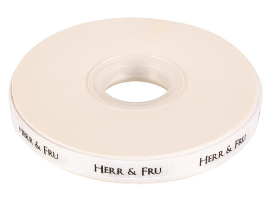 Bånd med norsk tekst «Herr og Fru» – 10 mm – Hvit med sort tekst