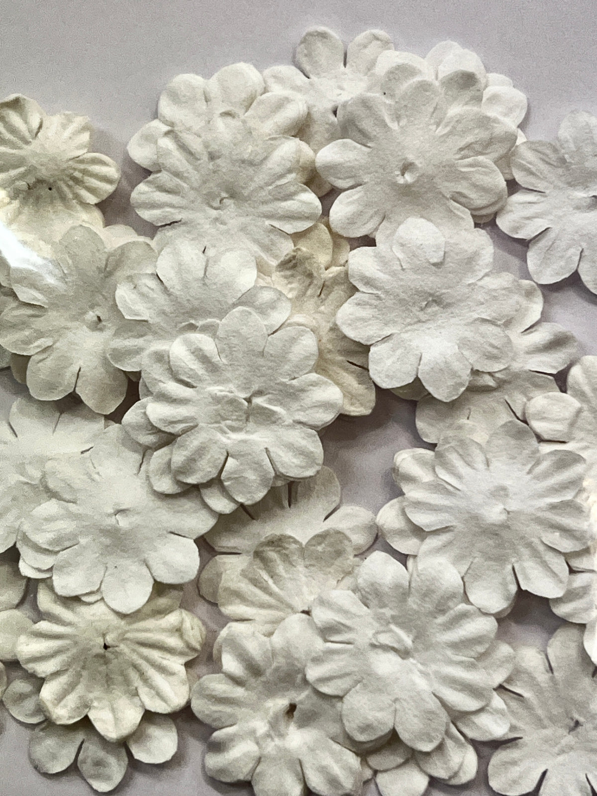 NYHET! Reprint Mini Papirblomster 20 mm 100 stk - hvite