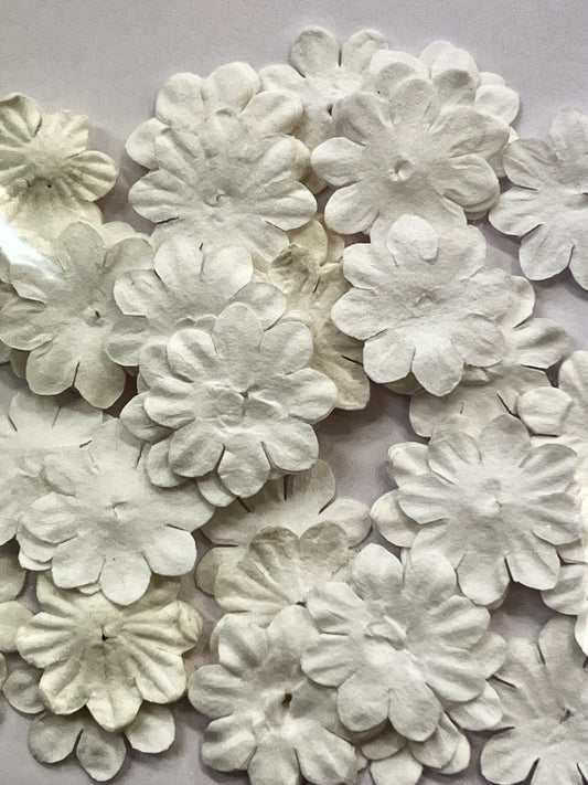 NYHET! Reprint Mini Papirblomster 20 mm 100 stk - hvite