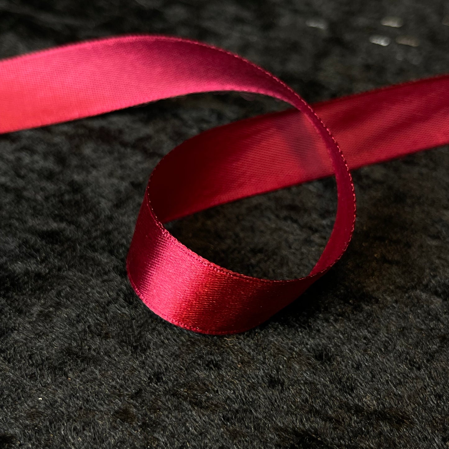 Silkebånd/ satinbånd - dyp rød/ plommerød/ rik rød / rich red