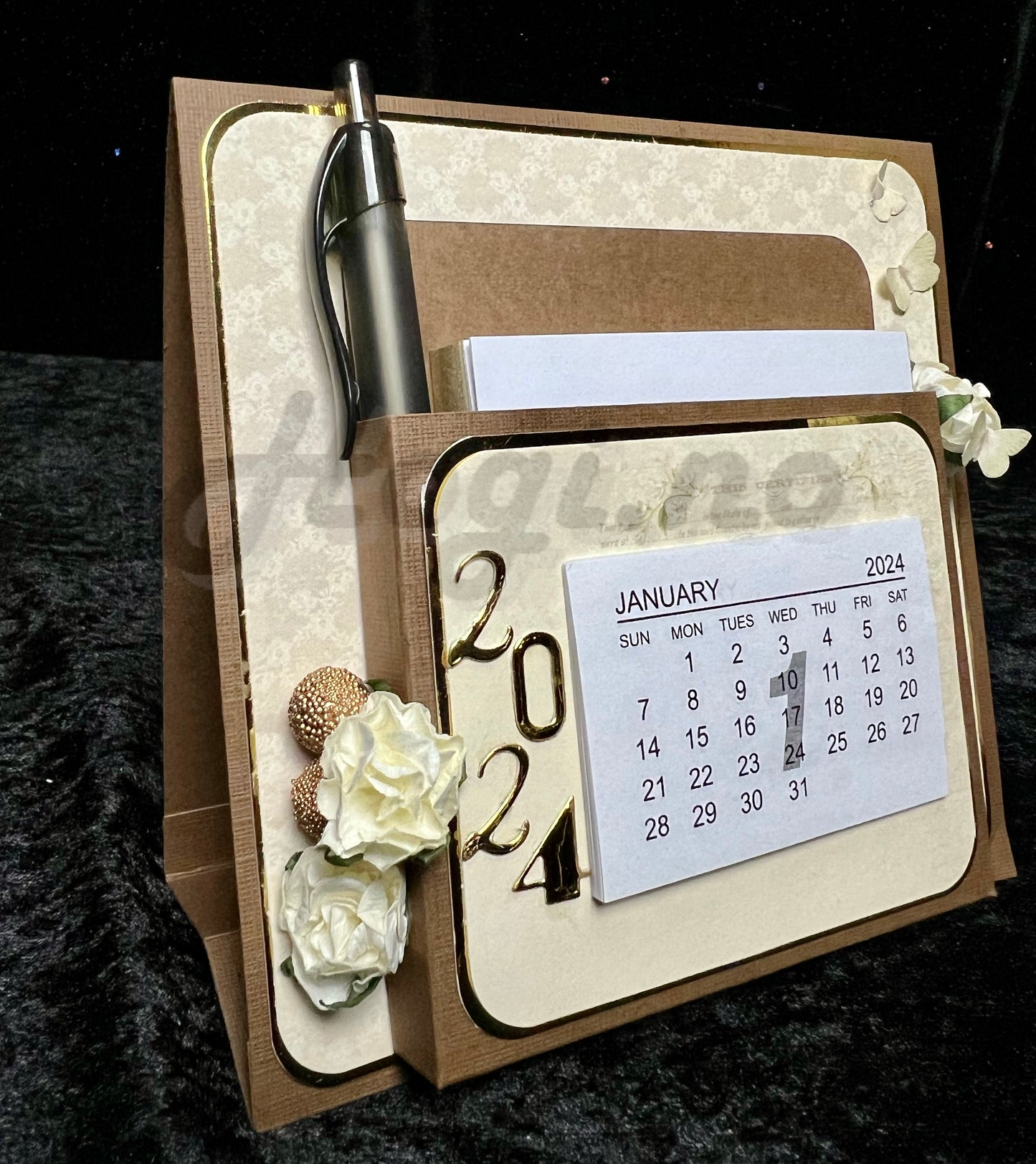 Hobbypakke - Hogi.no’s “Kalenderstand” med penn og notisblokk-holder.