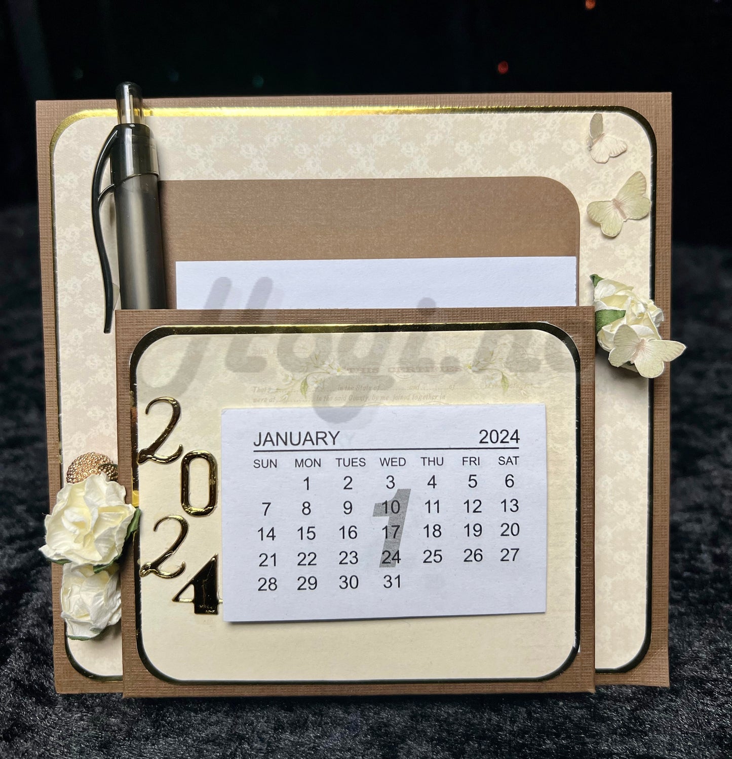 Hobbypakke - Hogi.no’s “Kalenderstand” med penn og notisblokk-holder.