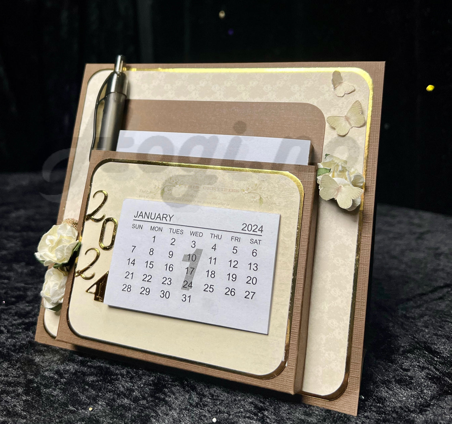 Hobbypakke - Hogi.no’s “Kalenderstand” med penn og notisblokk-holder.