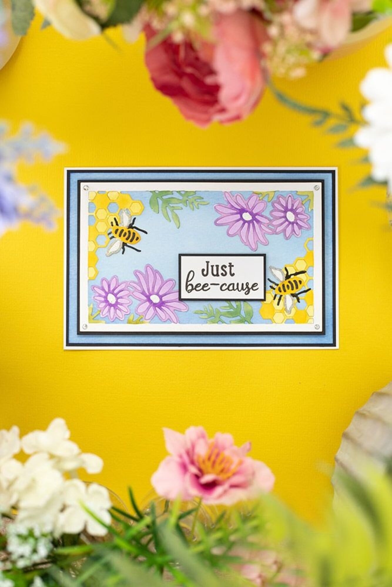 Gemini - Paper Piecing Happy Bees Create-a-Card Dies