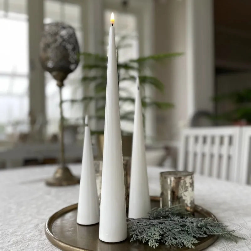 LED Dinner Candle - 2 stk LED cone light / kjegle lys . D5cmx H28 cm.  Hvit