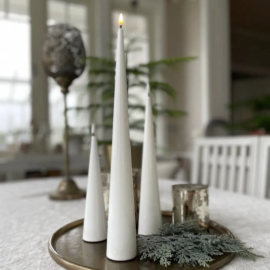 LED Dinner Candle - 2 stk LED cone light / kjegle lys . D5cmx H20 cm.  Hvit