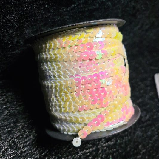 Paljettbånd i en nydelig kremhvit/unicornfarge / enhjørning