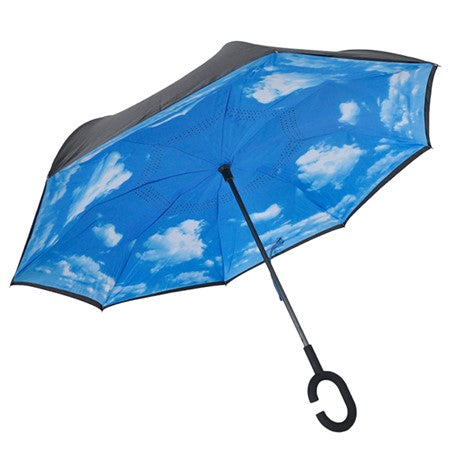 Paraply  «opp ned», svart med blå himmel og skyer.