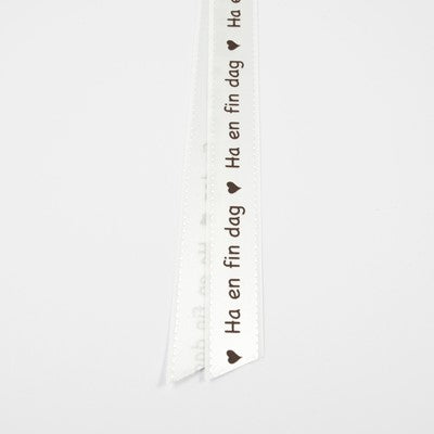 Bånd med tekst  «Ha en fin dag» -hvitt silkebånd/ satinbånd med brun tekst.