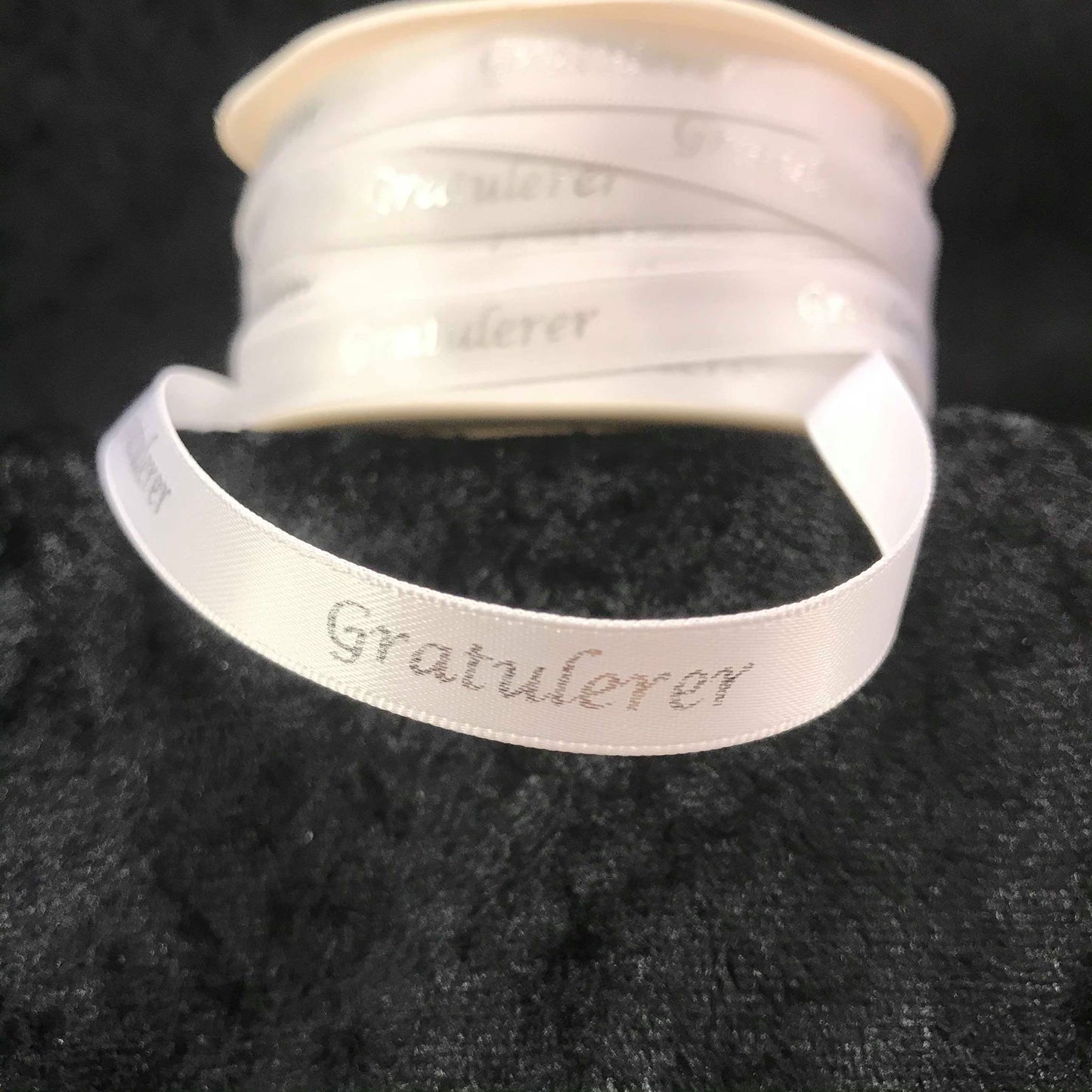 Hvitt silkebånd/ satinbånd med sølvtekst "Gratulerer". 10mm