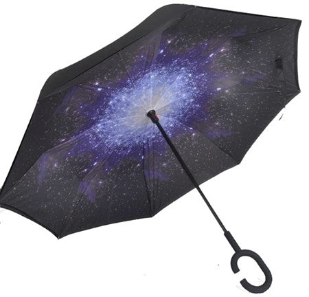 Paraply «opp ned» med stjernehimmel