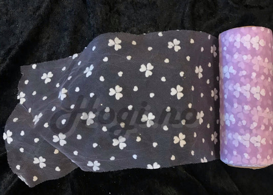 Tyll lilla med hvite blomster og hjerter