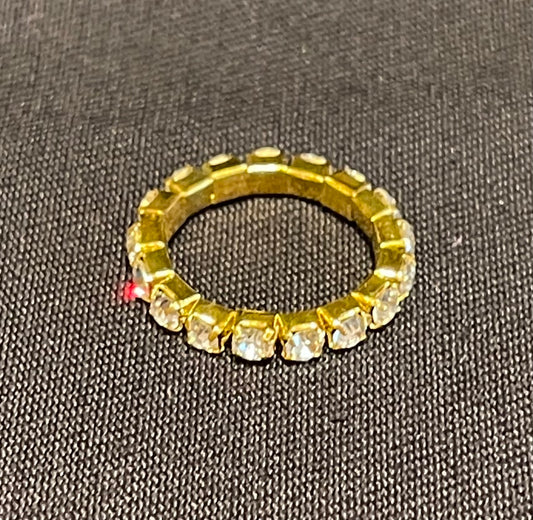 Ring med rhinestones, elastisk. Ø: 23mm