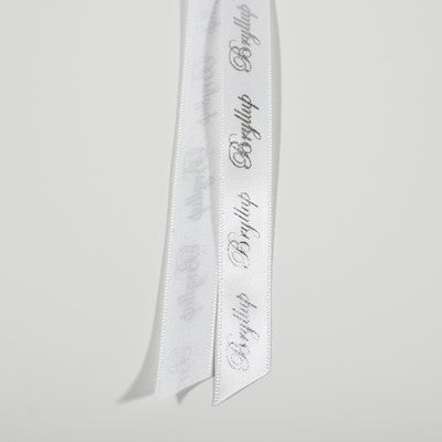 Bånd med tekst hvit silkebånd med sølvfarget tekst " Bryllup "