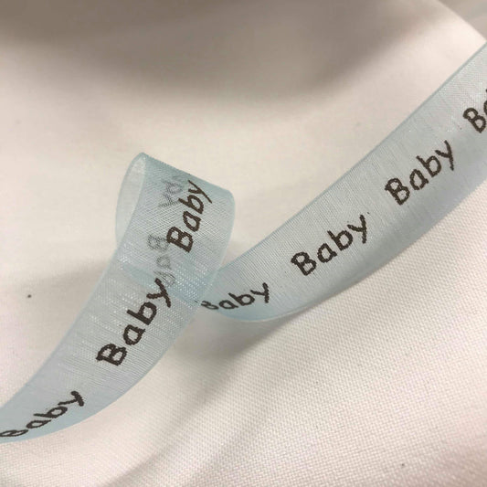 Bånd med tekst «Baby», sheerbånd lys blått m/ svart tekst. 16mm