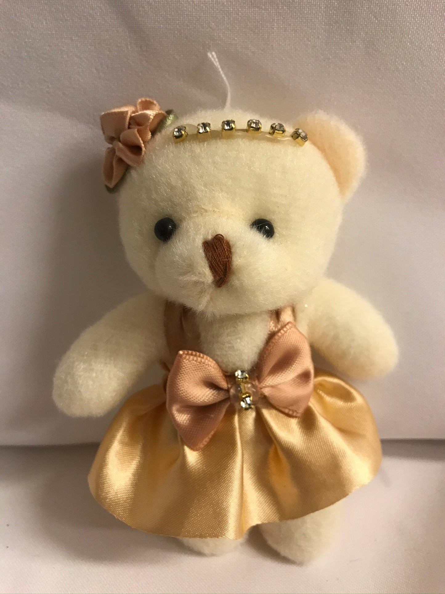 Bamse med tiara og gull kjole