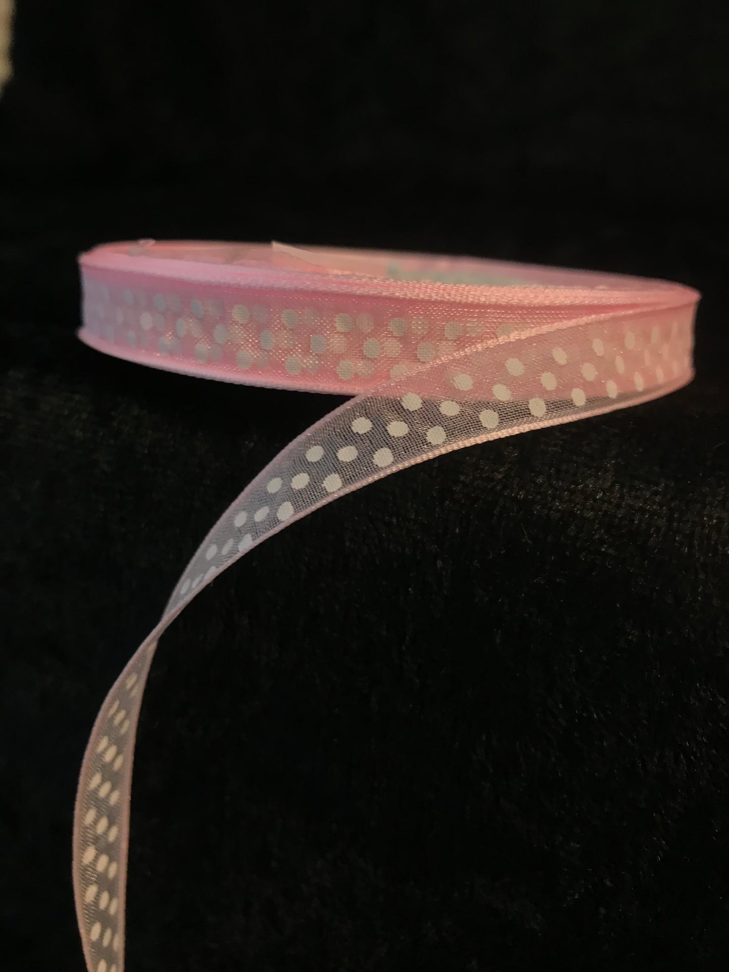 Lys rosa /babyrosa transparent sheer-bånd m/hvite prikker. 10mm