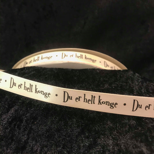 Bånd med tekst "Du er helt konge". Kremhvitt m/svart skrift. 14mm bredde.