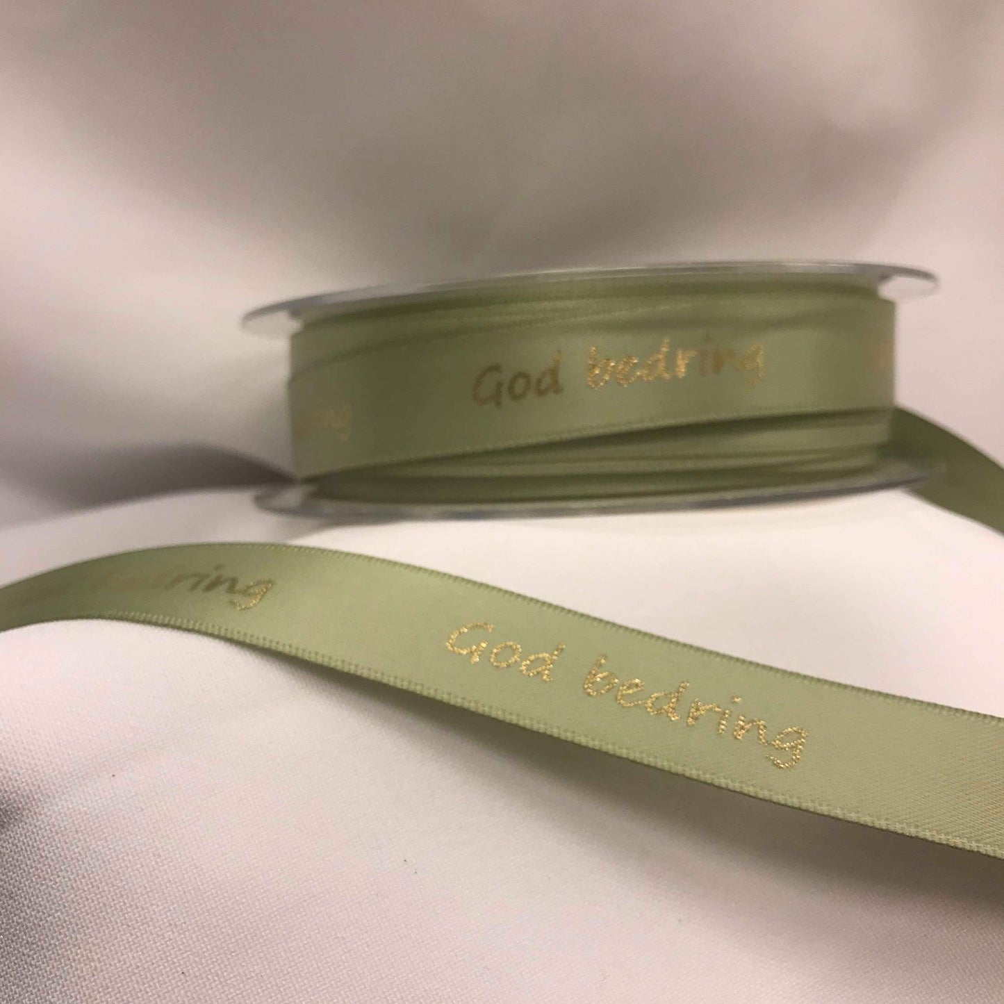 Bånd med tekst  "God bedring". Grønt m/gullskrift. 16mm.