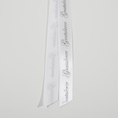 Bånd med tekst hvit silkebånd med sølv tekst - «Gratulerer»