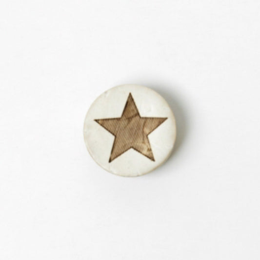 Knapp - stjernemotiv, 15mm tre