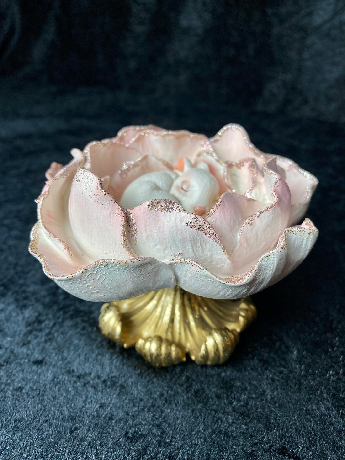 Figur rose med liten kanin