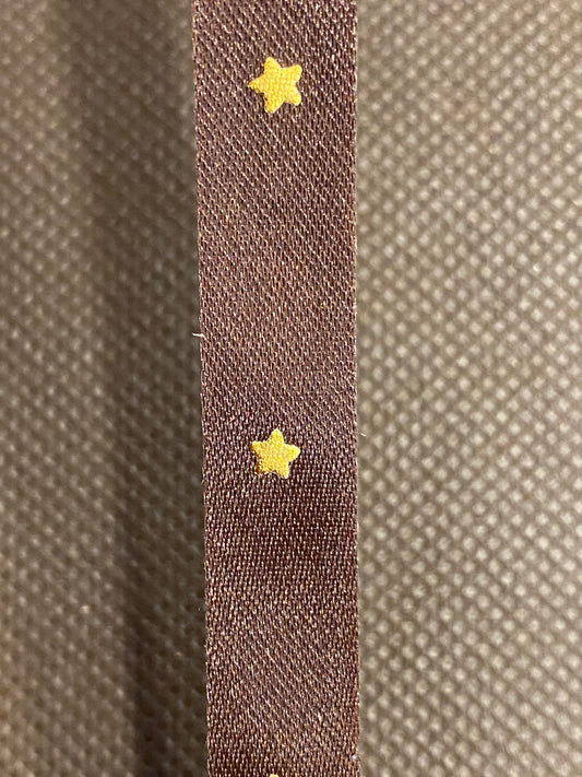 Silkebånd mørke brun med gull stjerner