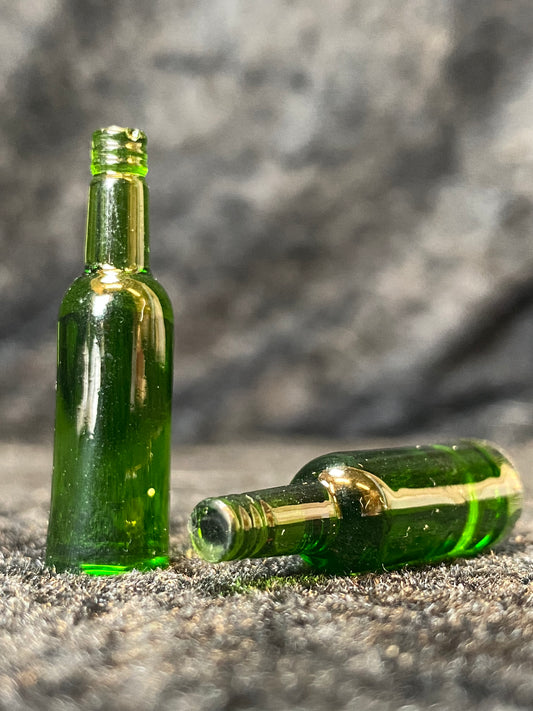 Miniatyr/ mini figur: flaske / ølflaske , 2stk, grønn.H: 35mm