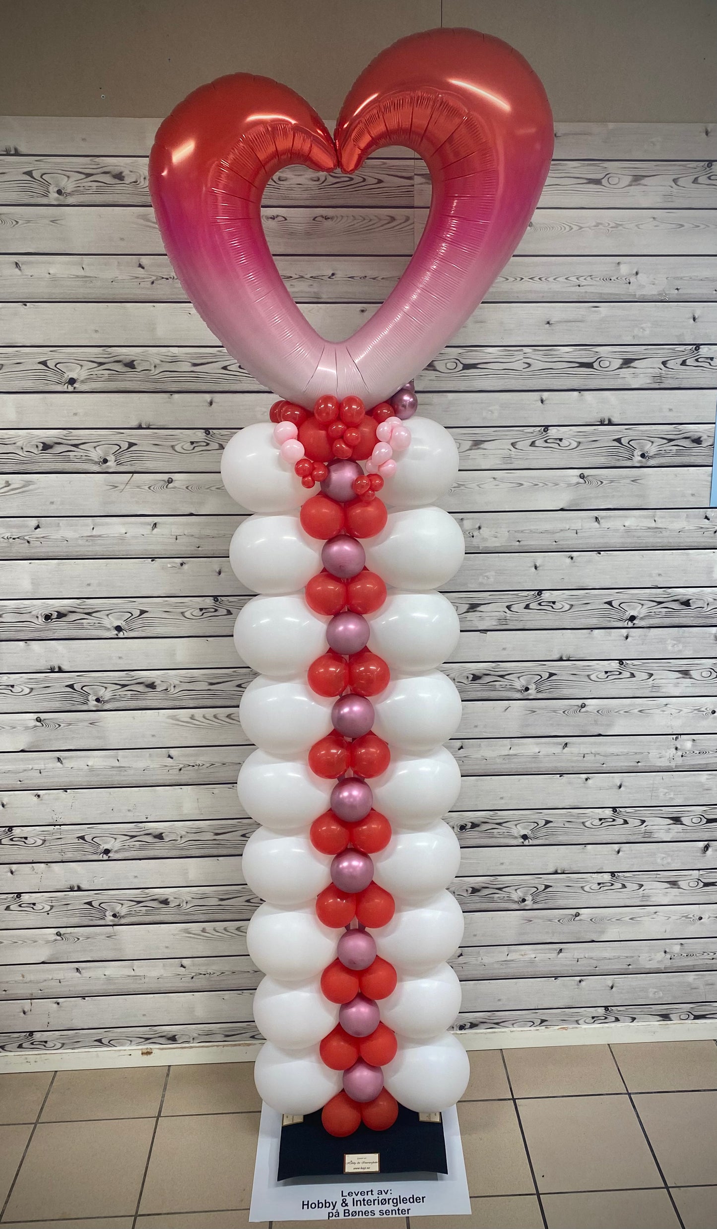 Vi tilbyr ballongsøyler, ballongbuer, ballongringer m.m. Pris vil variere.