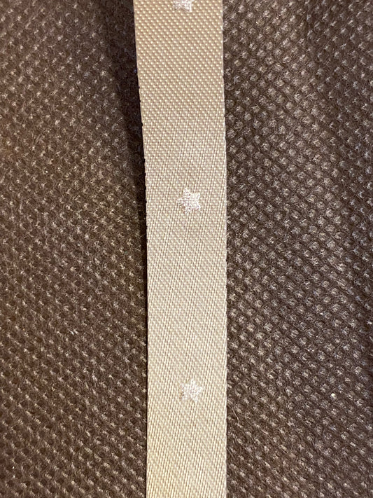 Silkebånd varm grå med sølv stjerner.