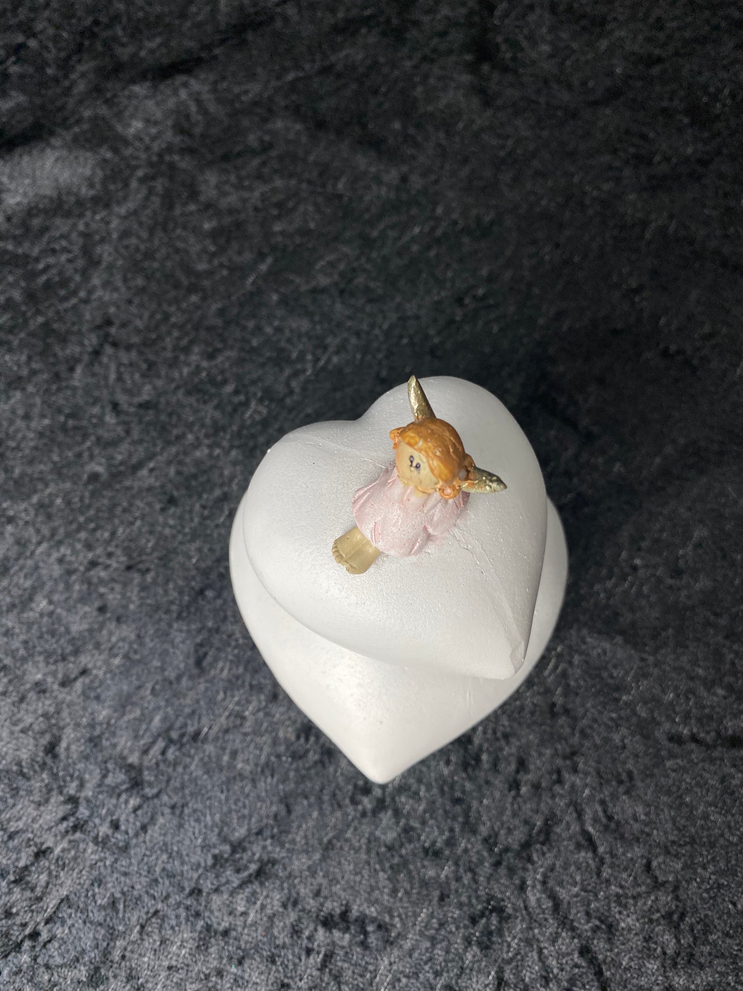 Figur - Engel sittende på  hjerte